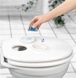 Afbeelding van de Cornat April Fresh toiletbril met een hand die een fresh pad installeert